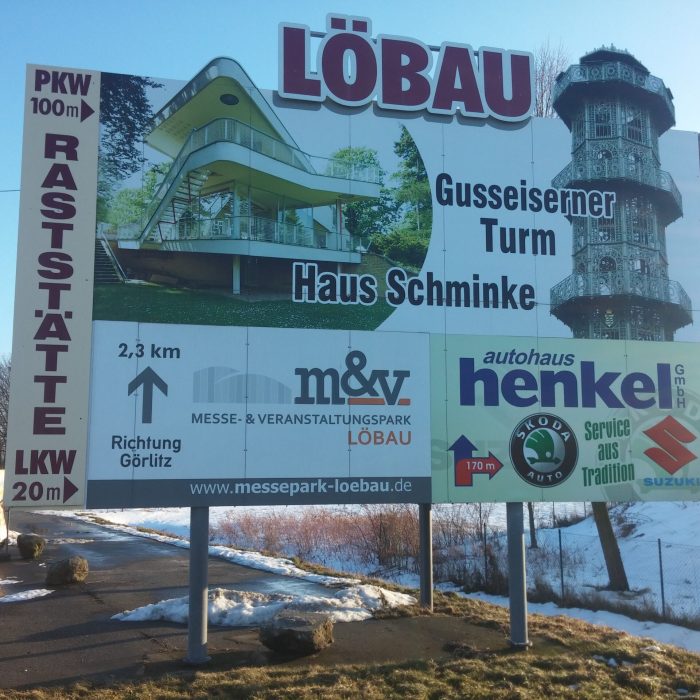 Werbeanlage Löbau mit diversen Reklamen