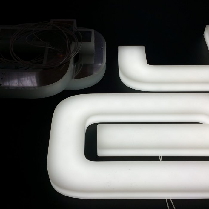 Vornleuchtende Acrylbuchstaben
