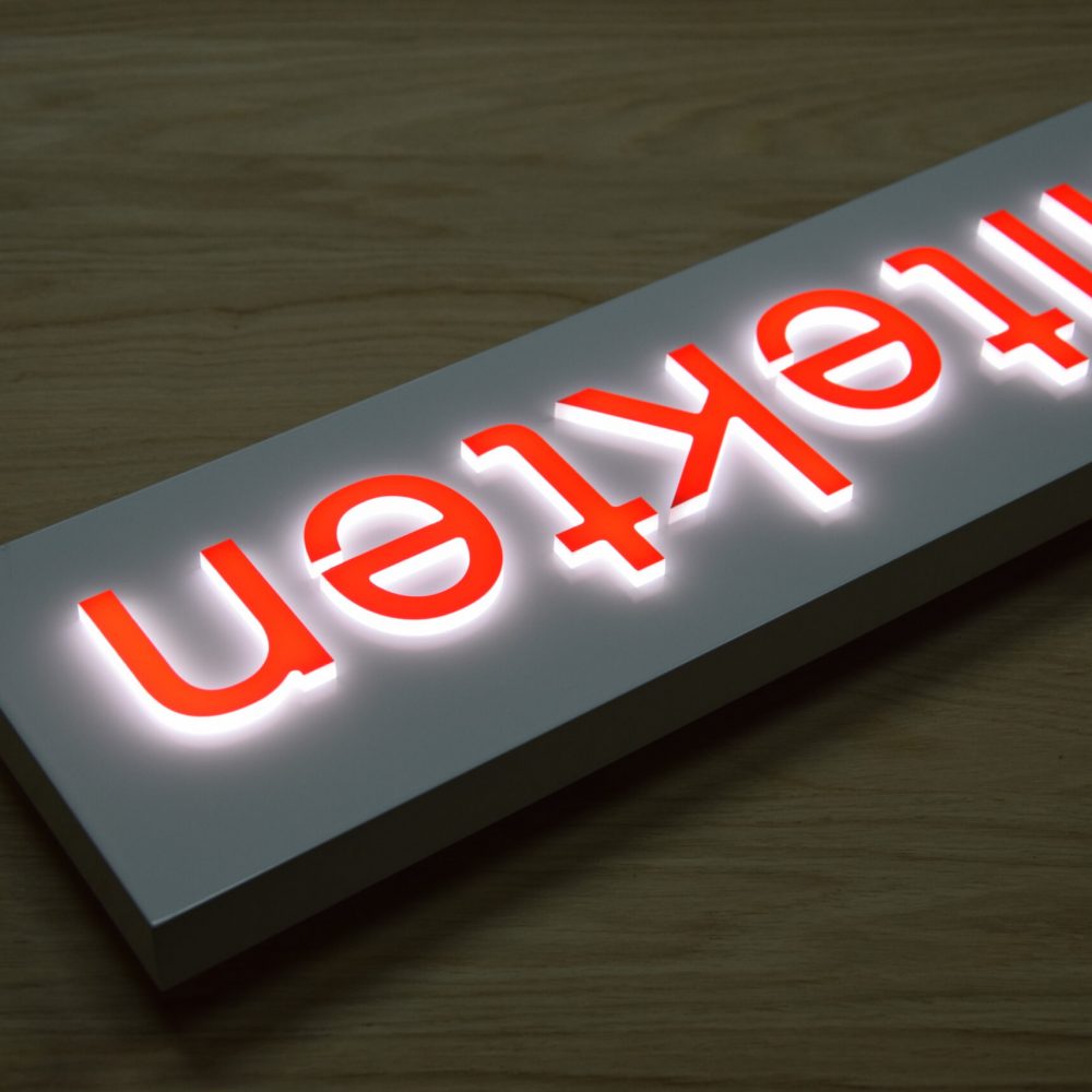 durchgesteckter vornleuchtender Schriftzug mit transluzenter Folie