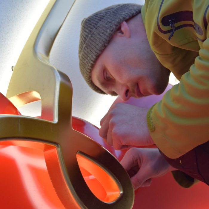 Akribische Endmontage Vergoldete Reklame