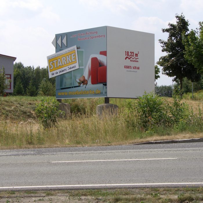 Große Werbeanlage an der B6 in Löbau