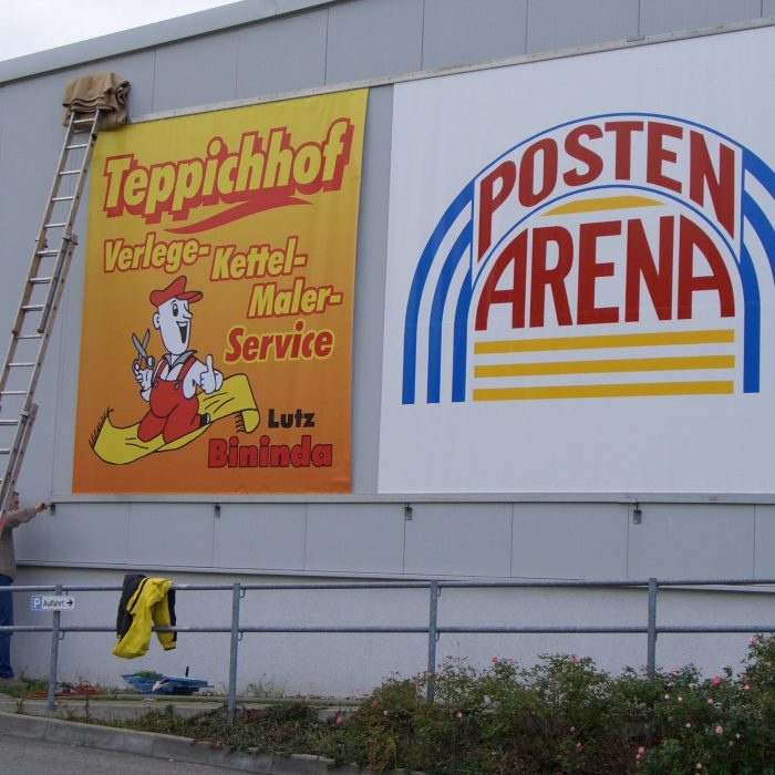 Fassadenbeschriftung an Hallenwand