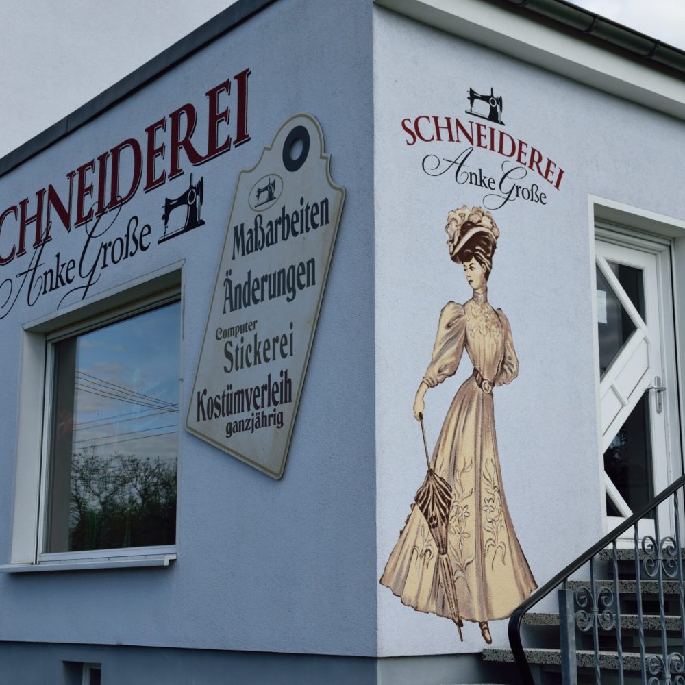 Schneiderei Außenreklame durch Fassadenmalerei
