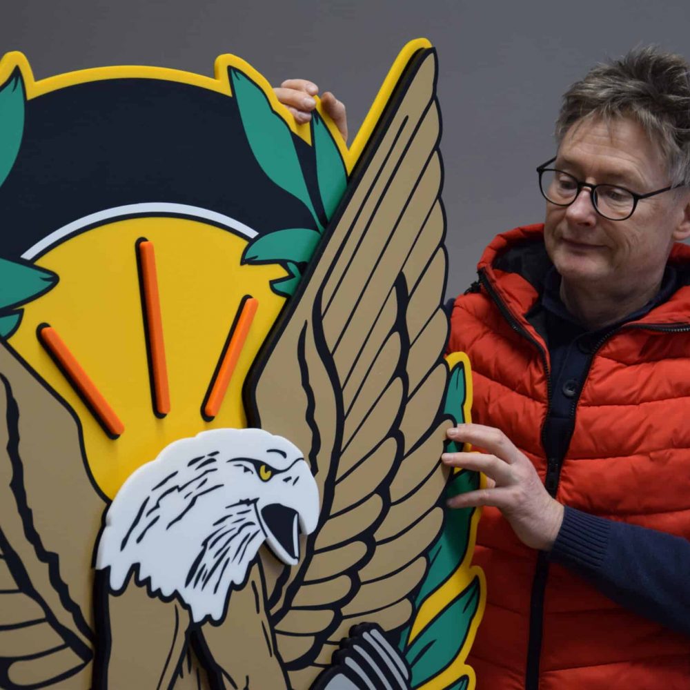 Detailreiches 3D-Wappen mit Road Eagle Adler-Motiv und erhabenen Buchstaben für Werbezwecke