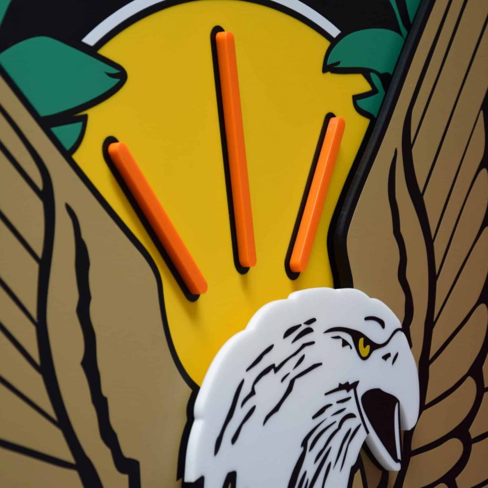 Detailreiches 3D-Wappen mit Road Eagle Adler-Motiv und erhabenen Buchstaben für Werbezwecke