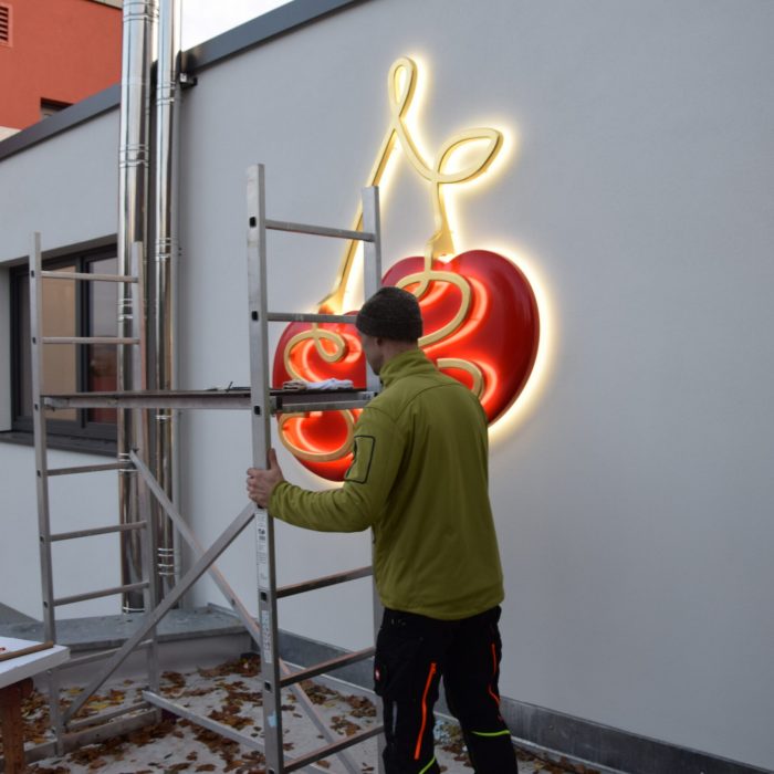 Montage vergoldetes 3D LED Leuchtlogo für Hotel Schuhmann Kirschau