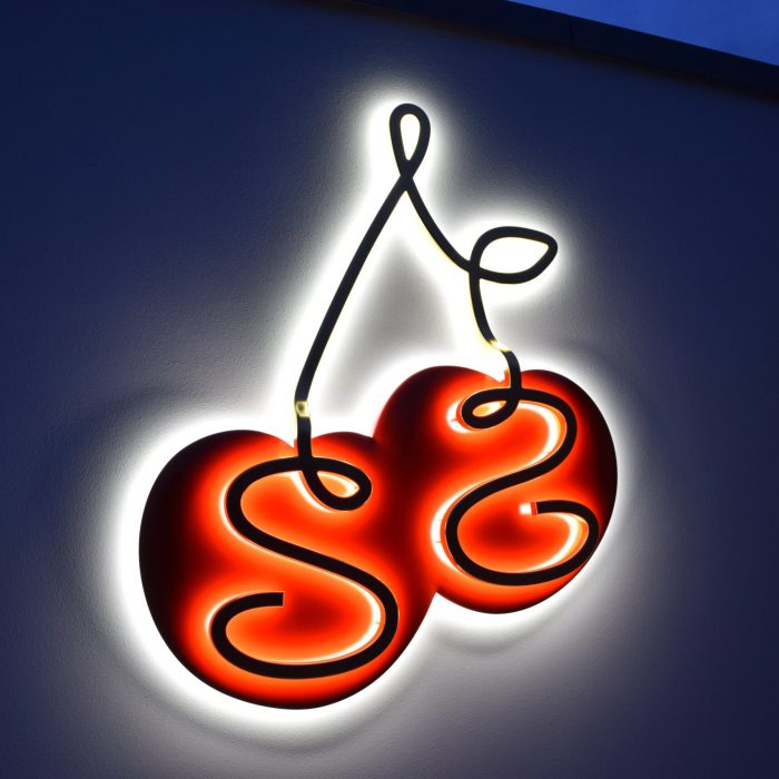 sehr hochwertig vergoldetes 3D LED Leuchtlogo für Hotel Schuhmann Kirschau