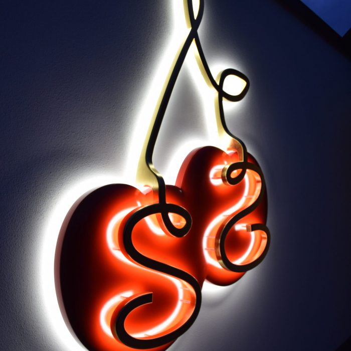 sehr hochwertig vergoldetes 3D LED Leuchtlogo für Hotel Schuhmann Kirschau