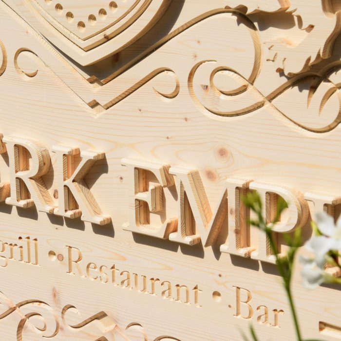 Details CNC gefertigte 3D Holzschilder All Jerk Empire