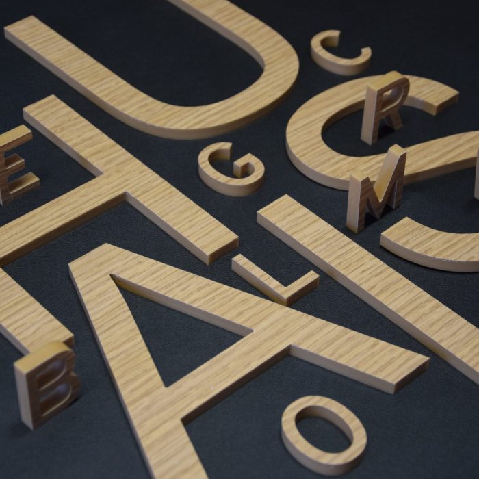 Buchstaben aus Holz – Strukturfolie auf Acryl