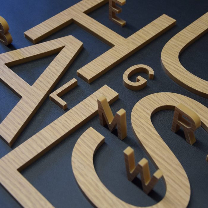 gefräste Buchstaben aus Acryl mit Folie in Holzfurnieroptik