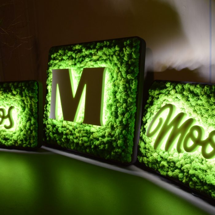 Musterbau für weißes Acryl LED Leuchtlogo auf Moosuntergrund