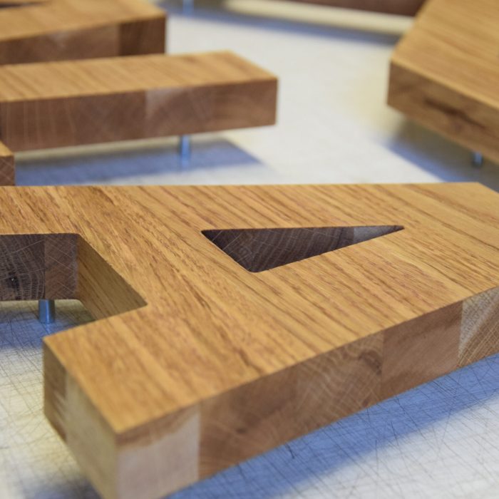 gefräste Holz Buchstaben mit Abstandhaltern