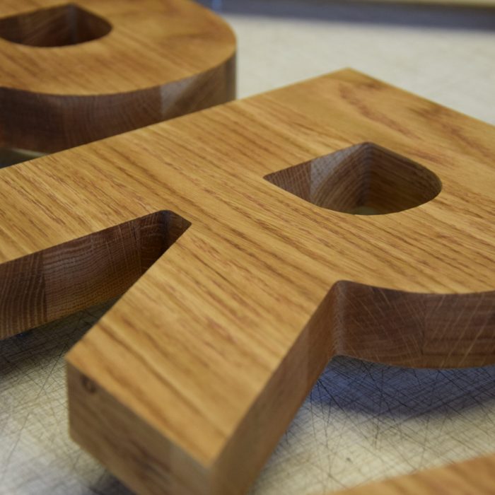 CNC gefräste Buchstaben aus 3-Schicht Eiche mit Abstandhaltern geölt