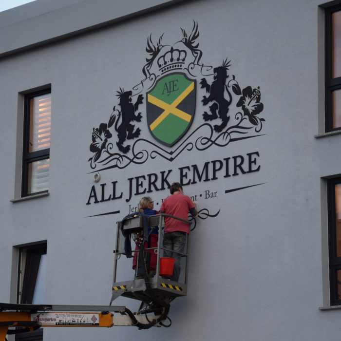 Montage und Fassadenmalerei 3D Außenfassade All Jerk Empire mit Acryldetails