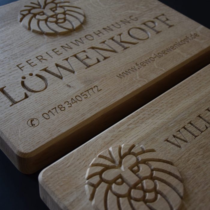 CNC gefräst und graviertes Schild aus Eiche