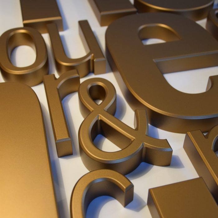 Goldene Buchstaben vor weißem Hintergrund