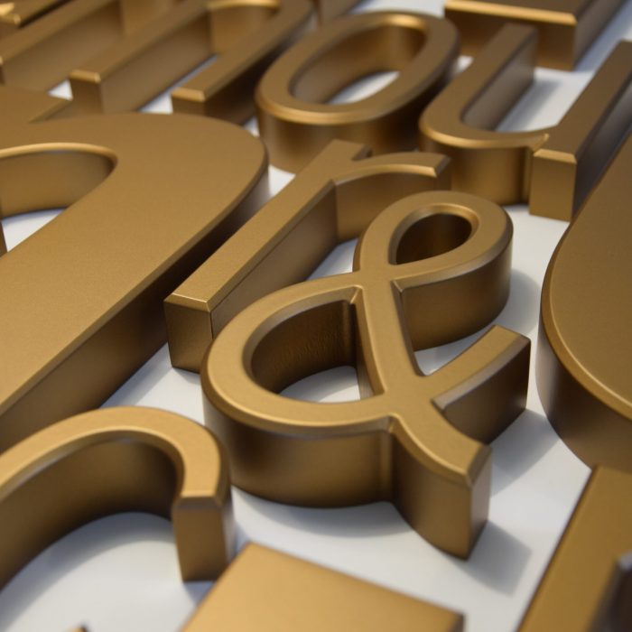 hochwertig lackierte Goldbuchstaben CNC gefertigt