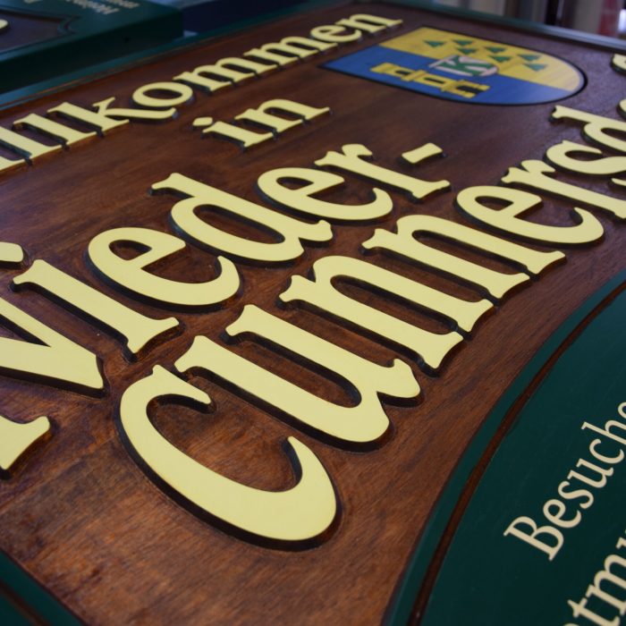 Ortseingangsschild Niedercunnersdorf nach Originalvariante CNC gefräst aus Holz und bemalt