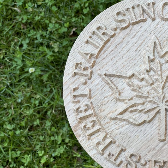 graviertes 3D Logo in Holz