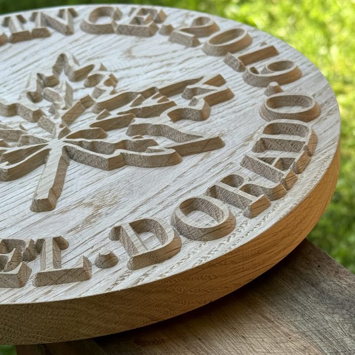 in Holz graviertes Logo