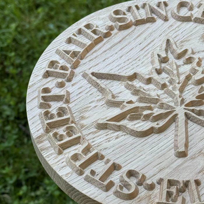 graviertes 3D Logo in Holz