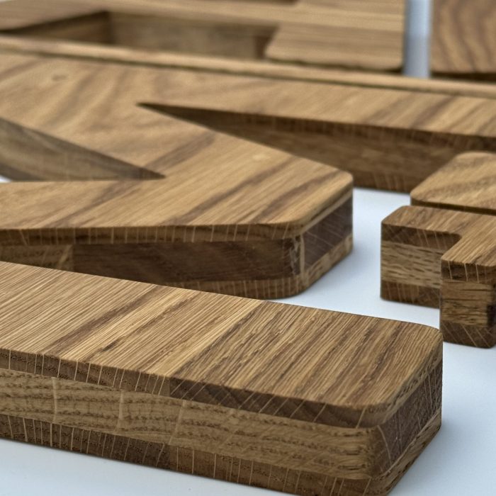 gefräste 3D Buchstaben aus 3-Schicht Eiche – geölt