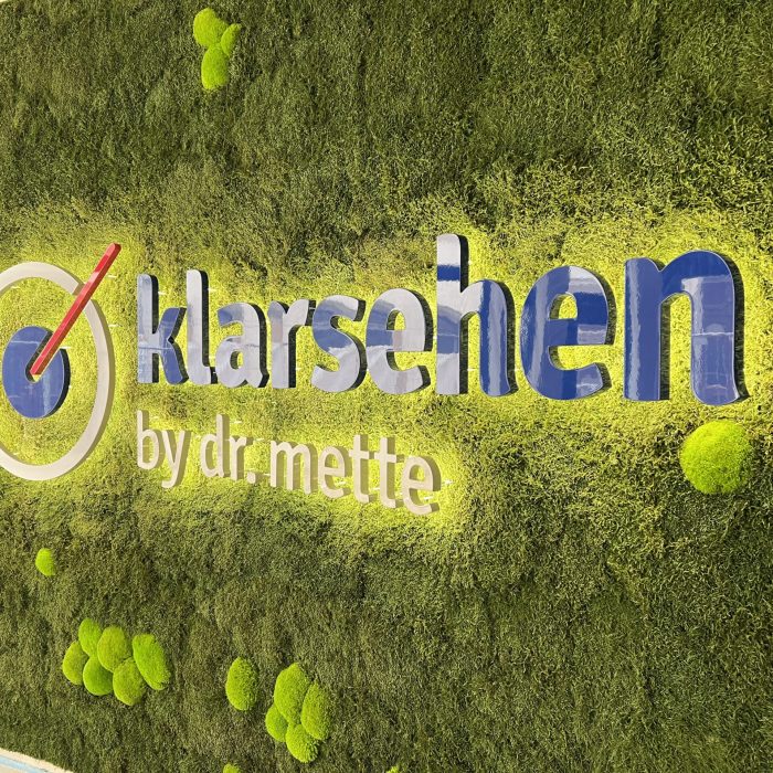 Lackiertes LED Leuchtlogo auf Moosuntergrund