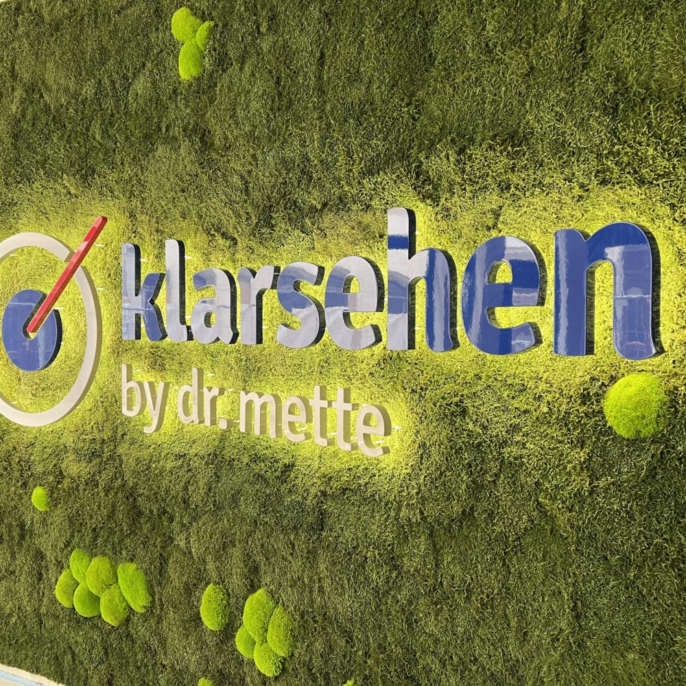 Lackiertes LED Leuchtlogo auf Moosuntergrund
