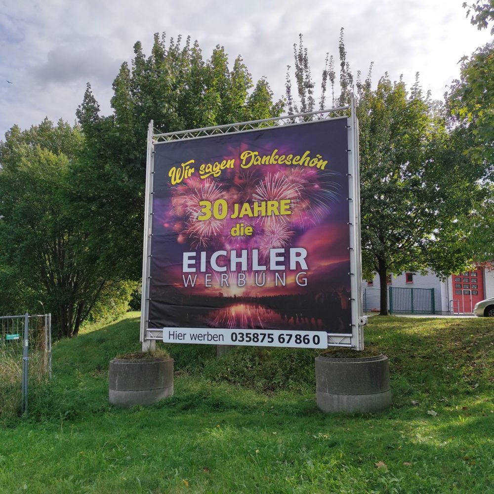 große Werbeanlage an der B6 Löbau