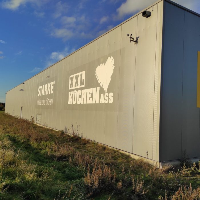 Logistikhalle XXL Küchen Ass – Werbebeschriftung