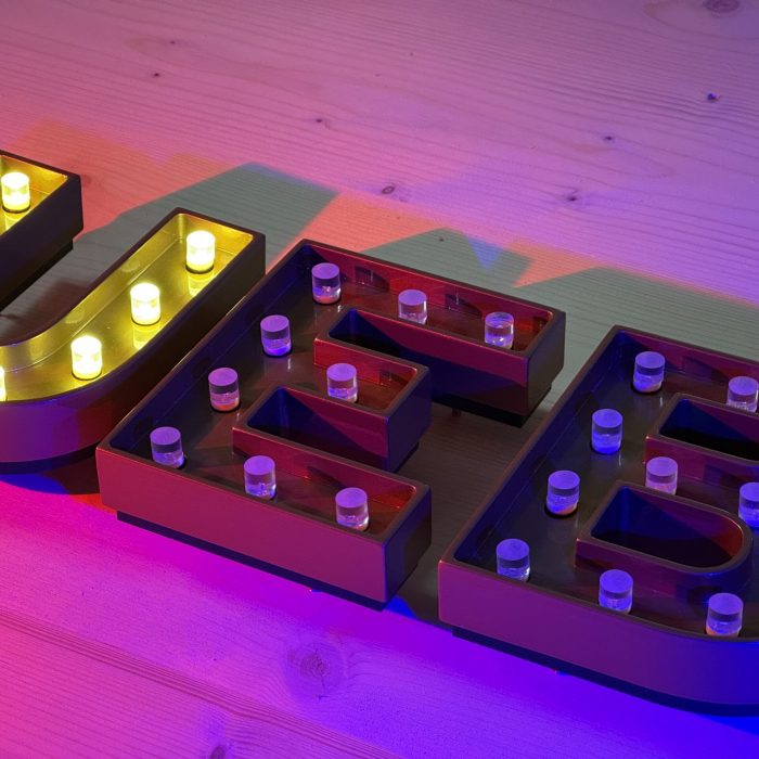 edler 3D Schriftzug mit LED Glühbirnen