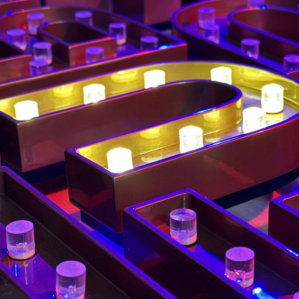 3D Buchstaben im Oldschool Look mit LED Glühbirnen