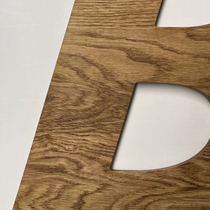 Eiche Buchstaben CNC gefräst und geölt