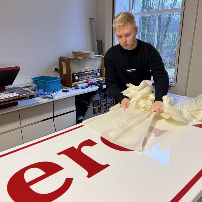 Folierung eines Leuchtkastens Fleischerei Zugwurst